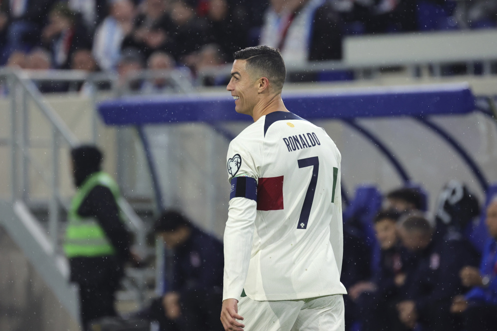 关于葡萄牙2-1胜卢森堡，提前晋级欧预赛决赛的信息