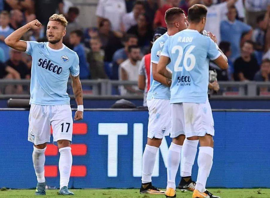 足球比赛胜负难料，球员拼尽全力谋求突破的简单介绍