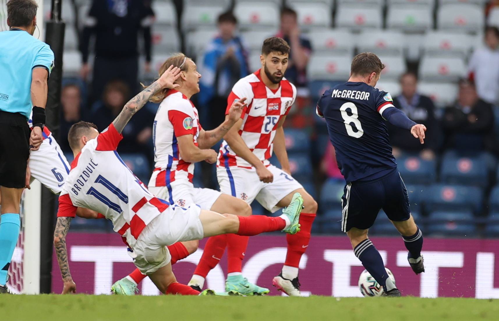 包含爱尔兰队在艰难比赛中险胜对手的词条