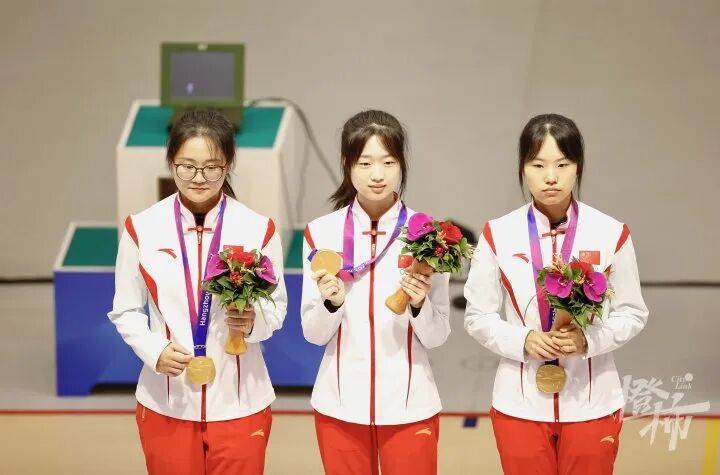 射击女子步枪资格赛激烈角逐，中国选手实力夺冠！