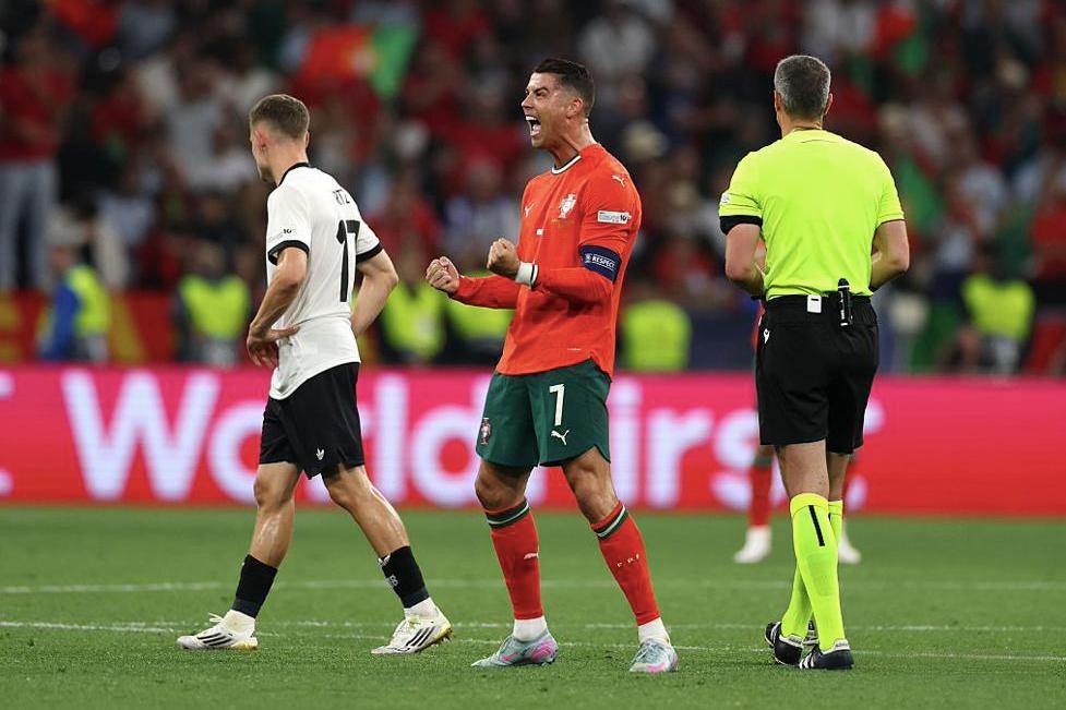 包含韩国队绝杀葡萄牙队，奥恰洛夫统治全场的词条