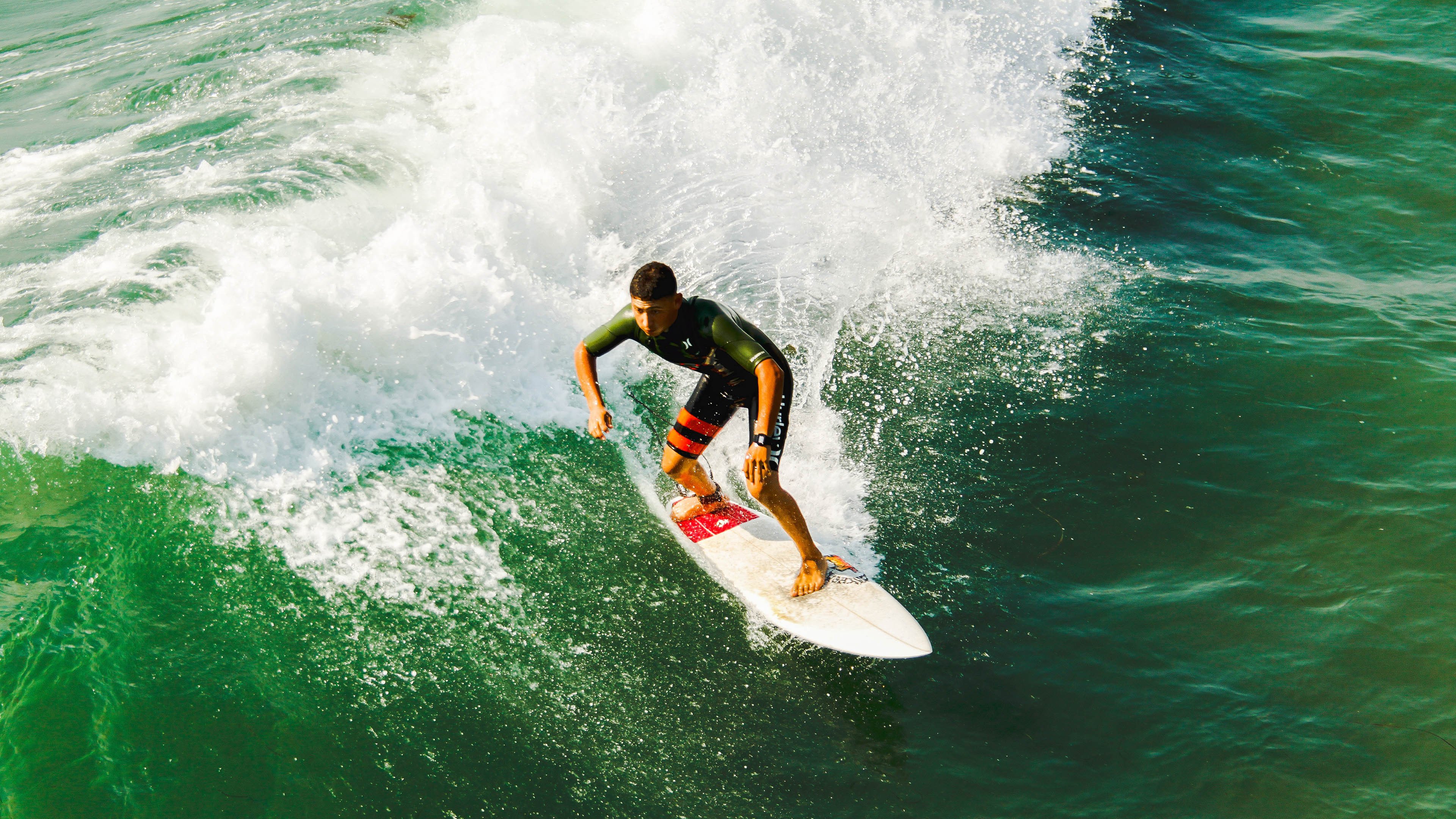 米兰体育官网-季后赛抢七之夜，布克在压力下完成史诗级爆发