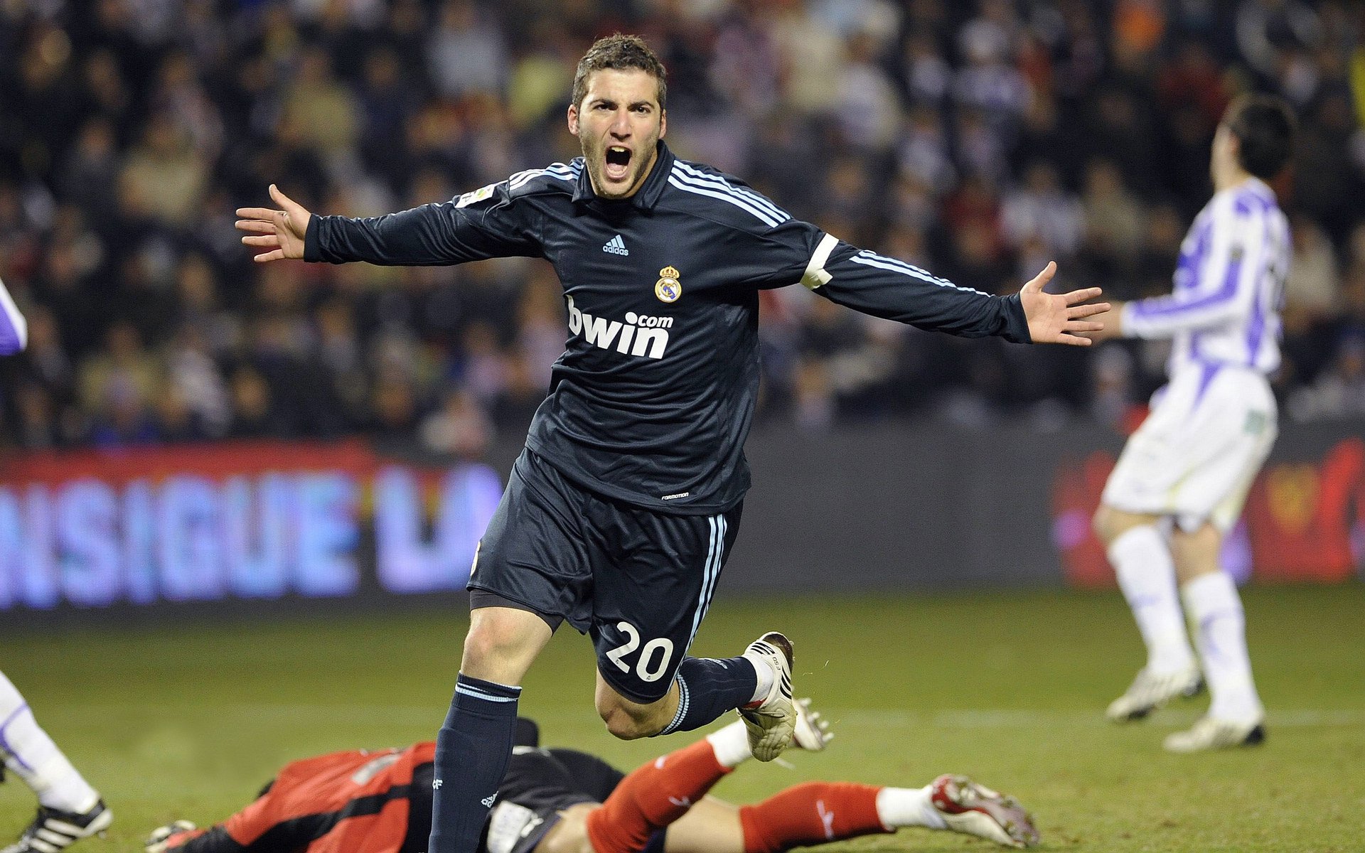 赛场之外，当轻取掩盖了汗水，当火热点燃了思考